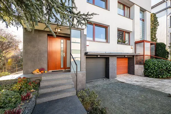 Exteriér – vstupní dveře